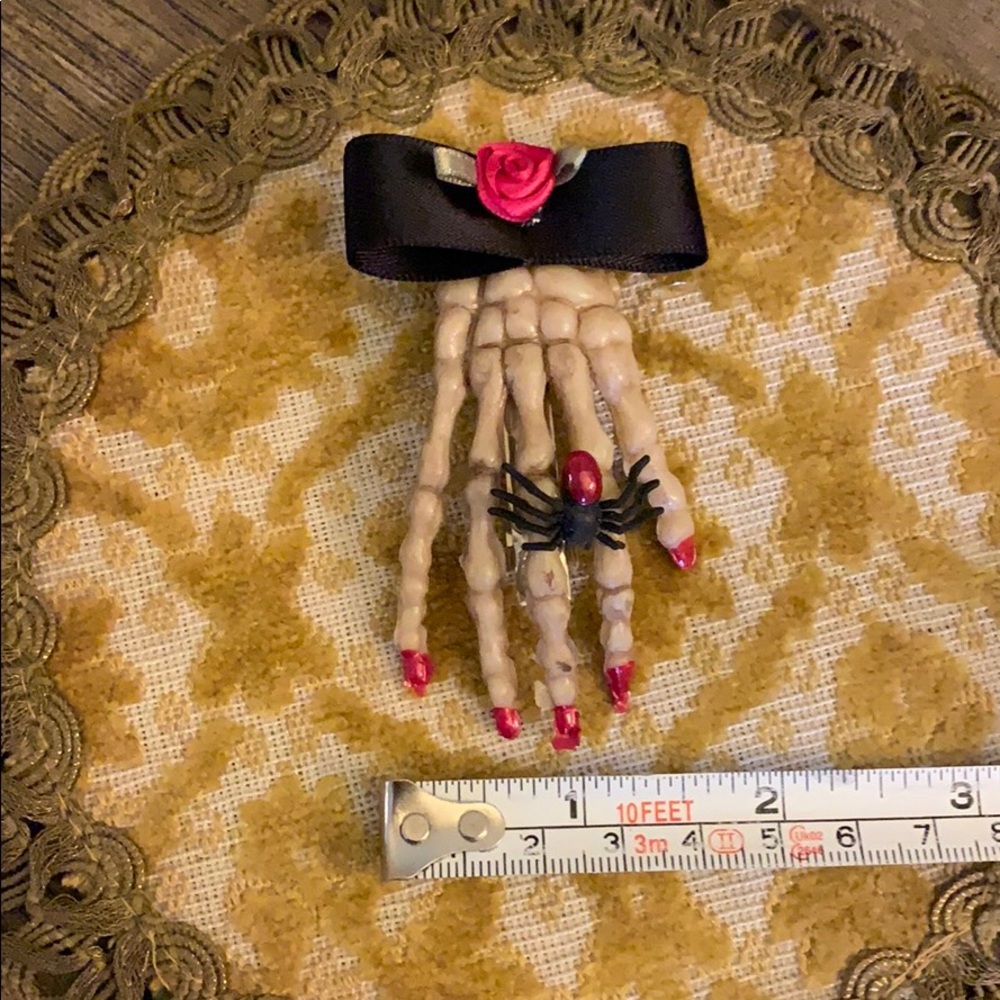 Halloween skeleton hand w spider 🕷 hair clip DOD - Picture 8 of 13